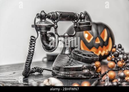 Halloween décoration vintage noir téléphone rotatif, citrouille noire Banque D'Images