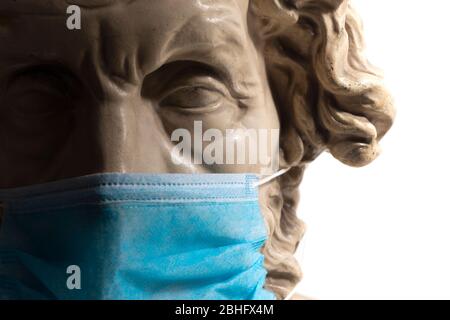Copie en gypse de l'ancien Homer statue portant un masque de visage de virus Banque D'Images