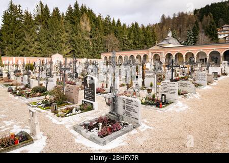 Innichen, Italie - 25 décembre 2016 : cimetière d'Innichen avec croix caractéristiques en fer forgé. Banque D'Images