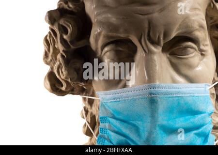 Copie en gypse de l'ancien Homer statue portant un masque de visage de virus Banque D'Images