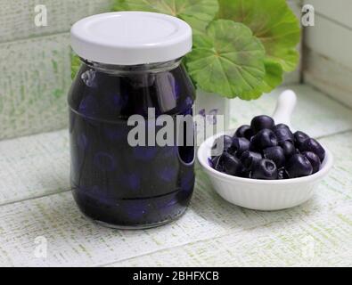 La confiture de ma grand-mère provenant de différents types de baies dans des bocaux en verre Banque D'Images