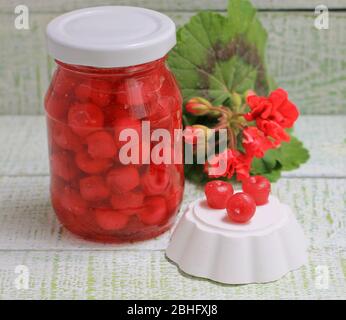 La confiture de ma grand-mère provenant de différents types de baies dans des bocaux en verre Banque D'Images