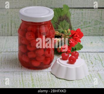 La confiture de ma grand-mère provenant de différents types de baies dans des bocaux en verre Banque D'Images