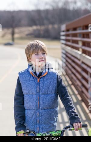 Portrait d'un enfant à vélo le jour de soleil Banque D'Images