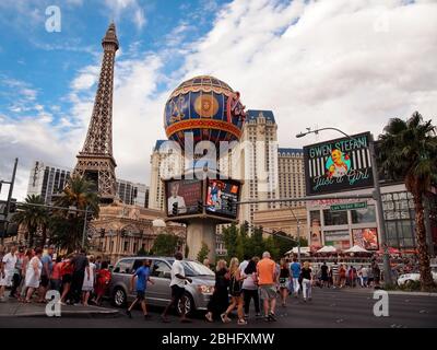 LAS VEGAS, NEVADA - 21 JUILLET 2018 : des touristes traversent le Las Vegas Boulevard lors d'une journée d'été typique en visitant des casinos, des restaurants et d'autres lieux Banque D'Images