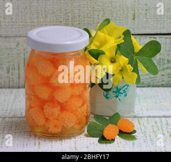 La confiture de ma grand-mère provenant de différents types de baies dans des bocaux en verre Banque D'Images