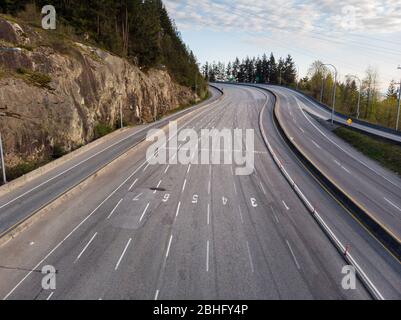 Des voies vides au terminal des ferries de Horseshoe Bay en raison de la pandémie de covid 19. Banque D'Images