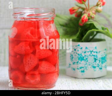 La confiture de ma grand-mère provenant de différents types de baies dans des bocaux en verre Banque D'Images