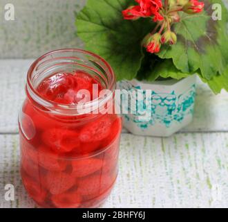 La confiture de ma grand-mère provenant de différents types de baies dans des bocaux en verre Banque D'Images