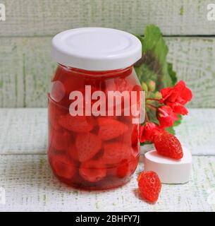 La confiture de ma grand-mère provenant de différents types de baies dans des bocaux en verre Banque D'Images