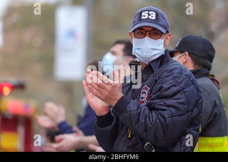 New York, New York, États-Unis. 25 avril 2020. Les professionnels de la santé sont honorés par les résidents, la police et les pompiers devant l'hôpital Mount Sinai de Manhattan, à New York, aux États-Unis. New York est l'épicentre du crédit pandémique de Coronavirus : William Volcov/ZUMA Wire/Alay Live News Banque D'Images