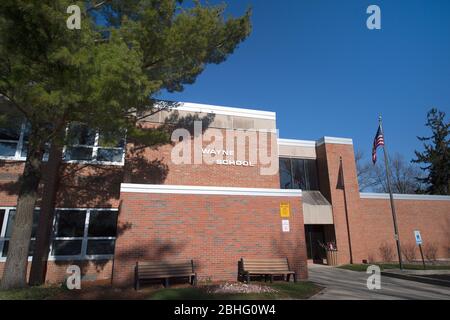 Wayne, Illinois, États-Unis. Un passage déserté d'une école primaire ou primaire souligne la réaction à la pandémie de coronavirus. Banque D'Images