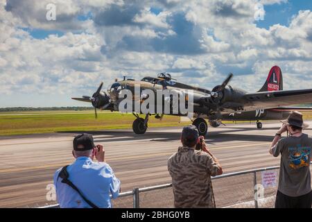 Texas Raiders Vintage B-17 Flying Fortress WWII bombardier à 2019 Wings over Houston Airshow à Ellington Field à Houston, Texas. Banque D'Images