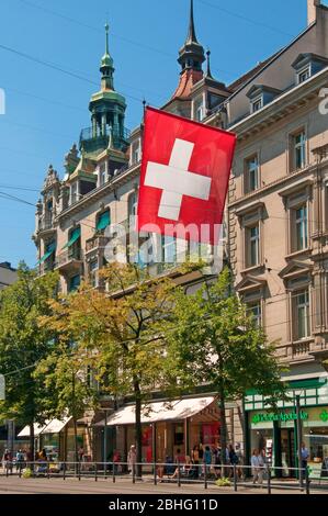 Drapeau national suisse affiché au centre-ville de Zurich, Suisse Banque D'Images