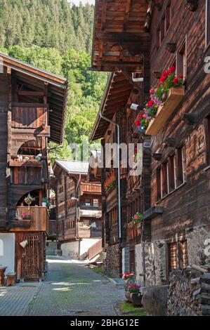 Chalets traditionnels en bois dans un village dans la vallée éloignée du Loetschental, Valais, Suisse Banque D'Images