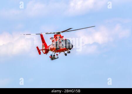 Démonstration de recherche et de sauvetage en hélicoptère Dolphin MH-65 DE la Garde côtière AMÉRICAINE à l'occasion du salon aérien Wings over Houston, à Houston, au Texas. Banque D'Images