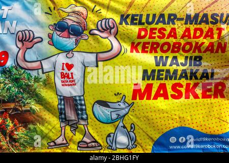 26 avril 2020. Panneau de rue montrant l'obligation du gouvernement de porter des masques pendant la COVID-19 à Badung, Bali, Indonésie. Banque D'Images