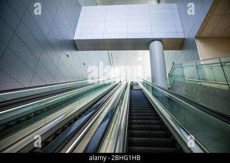 Vue sur un escalator vide à l'aéroport international de Dallas/fort Worth pendant l'urgence COVID-19/Coronavirus. Alors que le groupe Covid-19 continue de se propager et que les pays réagissent avec des interdictions et des avis de voyage, la demande mondiale de vols a chuté. Par conséquent, les compagnies aériennes ont été forcées de faire des vols à la barre oblique avec certains avions en service à proximité d'avions vides. De nombreuses compagnies aériennes offrent désormais aux clients la possibilité de modifier ou d'annuler gratuitement leurs vols. Banque D'Images