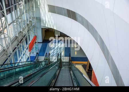 Vue sur un escalator vide à l'aéroport international de Dallas/fort Worth pendant l'urgence COVID-19/Coronavirus. Alors que le groupe Covid-19 continue de se propager et que les pays réagissent avec des interdictions et des avis de voyage, la demande mondiale de vols a chuté. Par conséquent, les compagnies aériennes ont été forcées de faire des vols à la barre oblique avec certains avions en service à proximité d'avions vides. De nombreuses compagnies aériennes offrent désormais aux clients la possibilité de modifier ou d'annuler gratuitement leurs vols. Banque D'Images