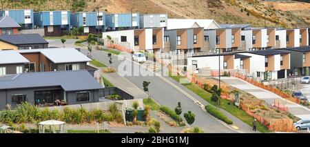 Une gamme de styles de logement dans une nouvelle subdivision au nord de Wellington, NZ Banque D'Images