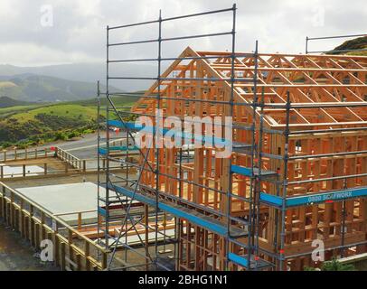 Nouveau logement à la limite d'une banlieue Wellington existante et poussant vers le nord dans les collines et les terres agricoles Banque D'Images