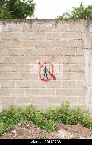 Carmelo, Colonia / Uruguay; 27 décembre 2018: Mur de béton avec un symbole peint: Une silhouette militaire noire barrée de rouge, signe d'antiguerre Banque D'Images