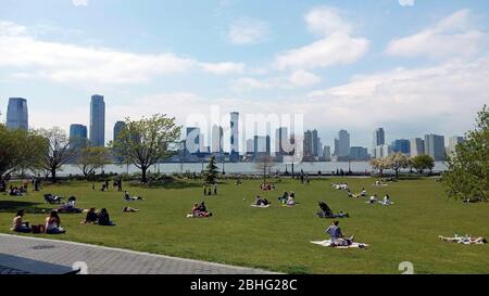 New York City, New York, États-Unis. 25 avril 2020. Météo. Les New-Yorkais ont emporté avec impatience au parc de la rivière Hudson ce samedi après-midi, un jour de printemps chaud, certains observant plus que d'autres les protocoles de distance sociale et de sécurité. Les températures chaudes, et certains signes d'espoir que le pire peut être fini à New York avec des infections COVID-19 pour l'instant, semblent encourager les gens à prendre un certain soleil et de loisirs. Les autorités ont mis en garde contre la détente prématurée des protocoles de distance sociale et de sécurité. Crédit: Adam Stoltman/Alay Live News Banque D'Images