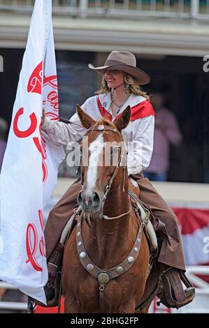 Une cowgirl aux cérémonies d'ouverture commence chaque journée de rodéo au Calgary Stampede Rodeo Alberta Canada Banque D'Images