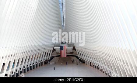 New York City, New York, États-Unis. 25 avril 2020. L'intérieur du centre de transit d'Oculus dans le bas de Manhattan était vide encore samedi après-midi. Les températures chaudes d'une belle journée de printemps semblaient amener les gens à l'extérieur à divers degrés de la ville, bien que la plupart des transports en commun n'aient toujours été que très peu utilisés. Crédit: Adam Stoltman/Alay Live News Banque D'Images