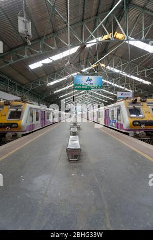 La gare déserte de Churchgate, en raison de son verrouillage à Mumbai en raison de Corona pandamo. Terminal ferroviaire local occidental.Mumbai, Maharashtra, Inde. Banque D'Images