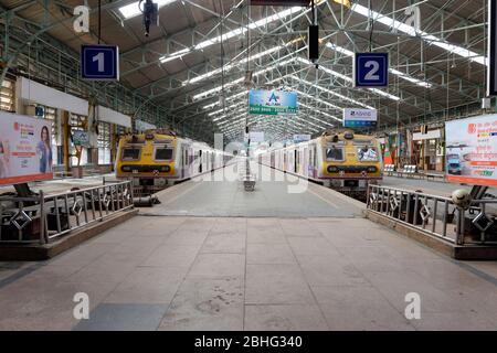 La gare déserte de Churchgate, en raison de son verrouillage à Mumbai en raison de Corona pandamo. Terminal ferroviaire local occidental.Mumbai, Maharashtra, Inde. Banque D'Images