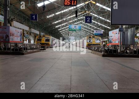 La gare déserte de Churchgate, en raison de son verrouillage à Mumbai en raison de Corona pandamo. Terminal ferroviaire local occidental.Mumbai, Maharashtra, Inde. Banque D'Images