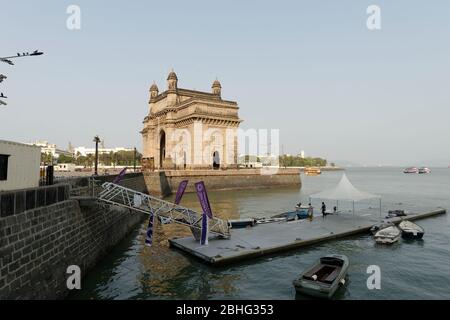 Routes désertes et circulation et foule très minimales à la porte de l'Inde à Mumbai en raison de la pandémie de Covid 19. Très peu de personnes se déplacent avec Banque D'Images