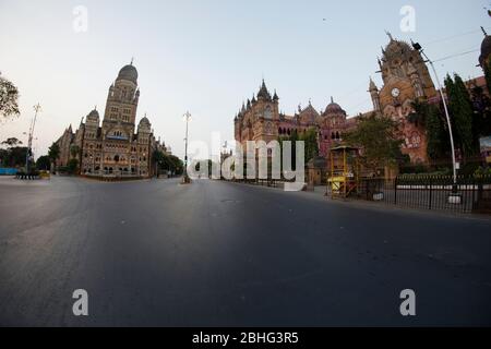 Le premier jour de verrouillage à Mumbai, le CSMT (VT) et les environs ont déserté la zone en raison de la pandémie de Covid 19. Éclosion du virus Corona en troisième phase à Mumbai. Banque D'Images