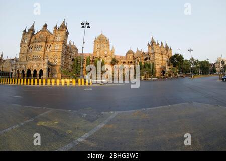 Le premier jour de verrouillage à Mumbai, le CSMT (VT) et les environs ont déserté la zone en raison de la pandémie de Covid 19. Éclosion du virus Corona en troisième phase à Mumbai. Banque D'Images