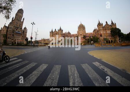 Le premier jour de verrouillage à Mumbai, le CSMT (VT) et les environs ont déserté la zone en raison de la pandémie de Covid 19. Éclosion du virus Corona en troisième phase à Mumbai. Banque D'Images