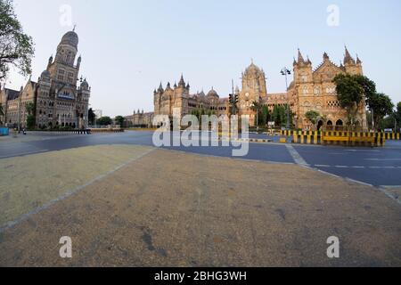 Le premier jour de verrouillage à Mumbai, le CSMT (VT) et les environs ont déserté la zone en raison de la pandémie de Covid 19. Éclosion du virus Corona en troisième phase à Mumbai. Banque D'Images