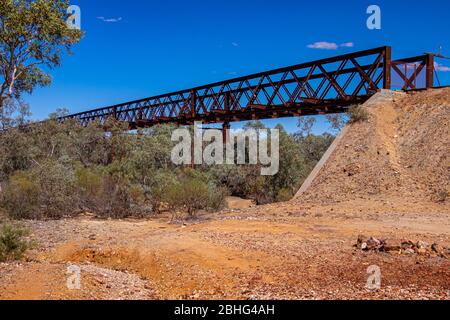 Le pont ferroviaire Algebuckina enjambant la rivière Neales, site historique Algebuckina sur la piste Oodnadatta en Australie méridionale. Banque D'Images