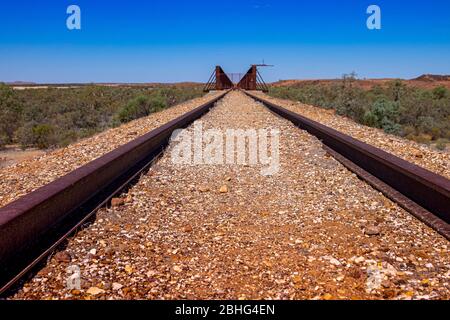 Le pont ferroviaire Algebuckina enjambant la rivière Neales, site historique Algebuckina sur la piste Oodnadatta en Australie méridionale. Banque D'Images