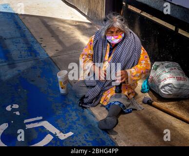 Tijuana, Basse-Californie, Mexique. 25 avril 2020. Une femme se engendra dans les rues de Tijuana, au Mexique. Elle porte un masque pour la protéger contre l'infection par le coronavirus. Tijuana connaît un très grand nombre de cas de coronavirus qui sont en train de mettre en valeur la capacité de soins des patients des hôpitaux locaux‚ à„. Crédit: David Barak/ZUMA Wire/Alay Live News Banque D'Images