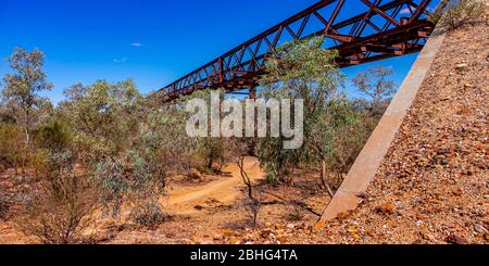 Le pont ferroviaire Algebuckina enjambant la rivière Neales, site historique Algebuckina sur la piste Oodnadatta en Australie méridionale. Banque D'Images