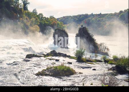 Des rapides blancs puissants du Rhin aux chutes du Rhin, la célèbre et la plus grande cascade d'Europe située à Schaffhausen, en Suisse Banque D'Images