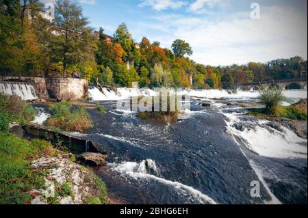 Des rapides blancs puissants du Rhin aux chutes du Rhin, la célèbre et la plus grande cascade d'Europe située à Schaffhausen, en Suisse Banque D'Images