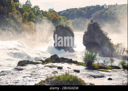 Des rapides blancs puissants du Rhin aux chutes du Rhin, la célèbre et la plus grande cascade d'Europe située à Schaffhausen, en Suisse Banque D'Images