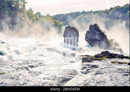 Des rapides blancs puissants du Rhin aux chutes du Rhin, la célèbre et la plus grande cascade d'Europe située à Schaffhausen, en Suisse Banque D'Images