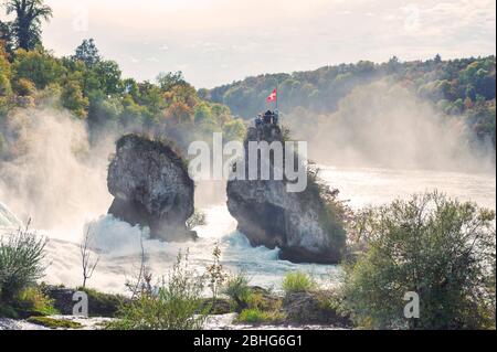 Des rapides blancs puissants du Rhin aux chutes du Rhin, la célèbre et la plus grande cascade d'Europe située à Schaffhausen, en Suisse Banque D'Images