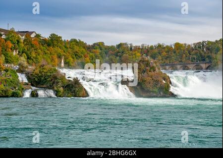 Des rapides blancs puissants du Rhin aux chutes du Rhin, la célèbre et la plus grande cascade d'Europe située à Schaffhausen, en Suisse Banque D'Images