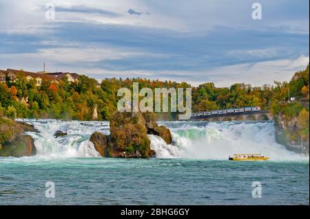 Des rapides blancs puissants du Rhin aux chutes du Rhin, la célèbre et la plus grande cascade d'Europe située à Schaffhausen, en Suisse Banque D'Images