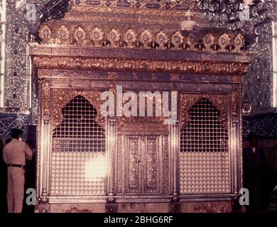 Le sanctuaire Imam Husayn ou la place de l'Imam Husayn ibn Ali est la mosquée et le lieu de sépulture de Husayn ibn Ali, le troisième Imam de l'Islam Shia, dans la ville de Karbala, en Irak. Martyre en 690 ce. Banque D'Images