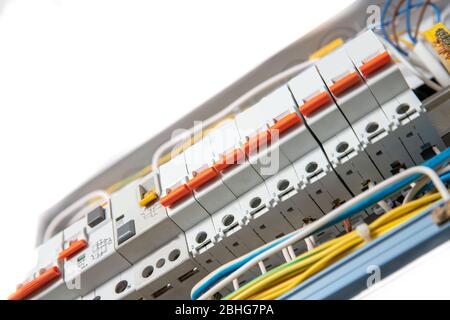 Éléments de gros plan du tableau de commande électrique grand public pour boîtier domestique pour distribution et électricité Banque D'Images